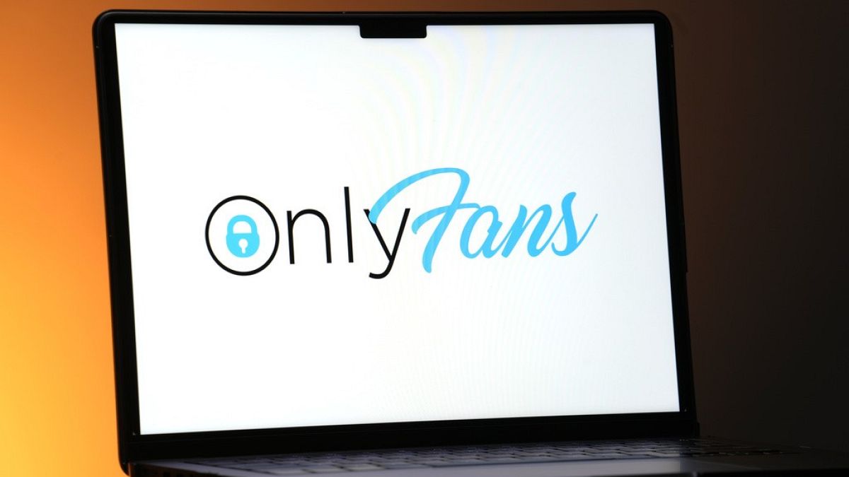 Çocukların müstehcen içeriğe erişiyor olabileceği iddiaları nedeniyle OnlyFans'a soruşturma