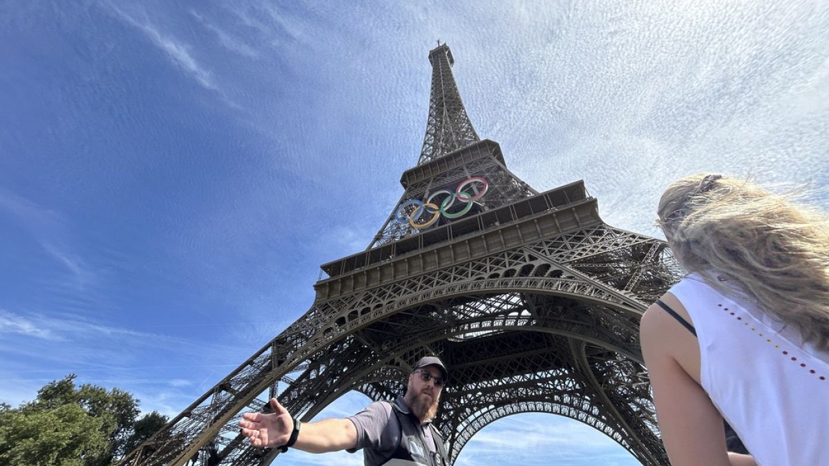 Paris Olimpiyatları: Eyfel Kulesi'ne tırmanmaya çalışan kişi tutuklandı