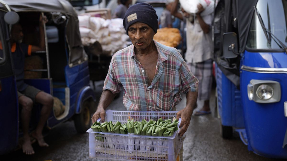 Uluslararası Para Fonu'ndan kurtarma paketi alan Sri Lanka, asgari ücretini yüzde 40 artıracak.