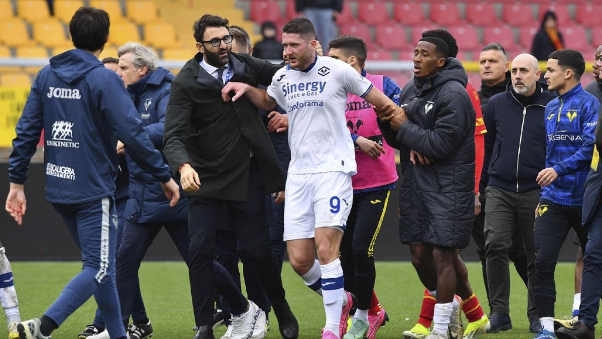 İtalyan Serie A oyuncusuna kafa atan Lecce D'Aversa'nın teknik direktörü ihraç edildi