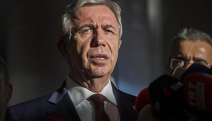 Mansur Yavaş eşyalarını belediye girişine astı