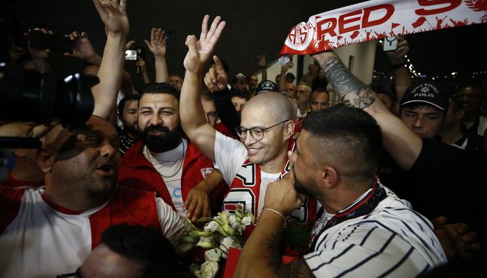 Bitexen Antalyaspor'un yeni teknik direktörü Alex de Souza'ya havalimanında coşkulu karşılama!  Futbol