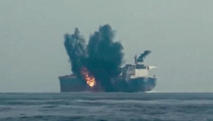 İngiliz petrol tankerine tekne dolusu bombayla saldırdılar! O anlar kameralara yansıdı...