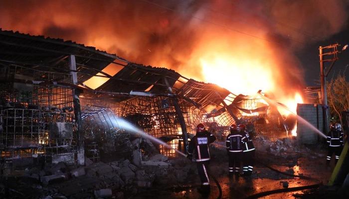 Sakarya'da kauçuk fabrikasında yangın! 4 göreve daha dağıtıldı