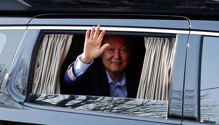 Sıkıyönetim ilanı nedeniyle görevden alınmıştı! Güney Kore'de Yoon Suk Yeol başkanlık konutundan ayrıldı