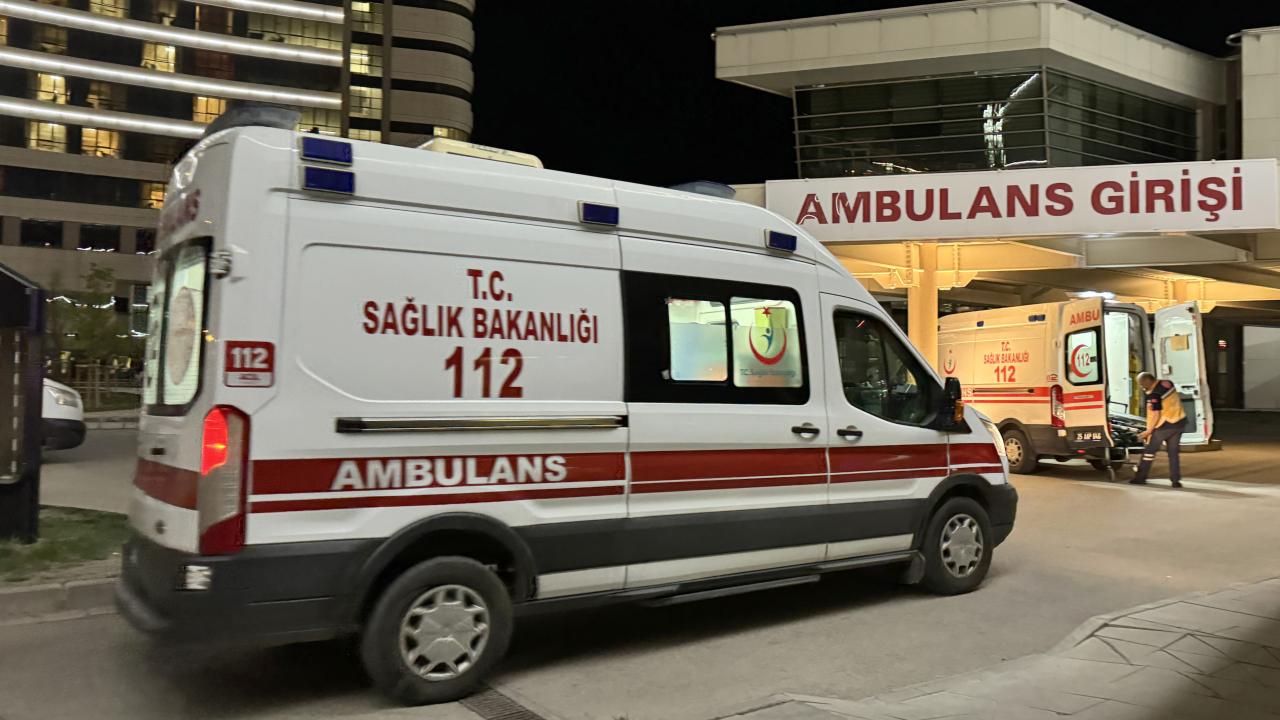 Erzurum'da yol inşaatında meydana gelen kazada 10 kişi yaralandı.