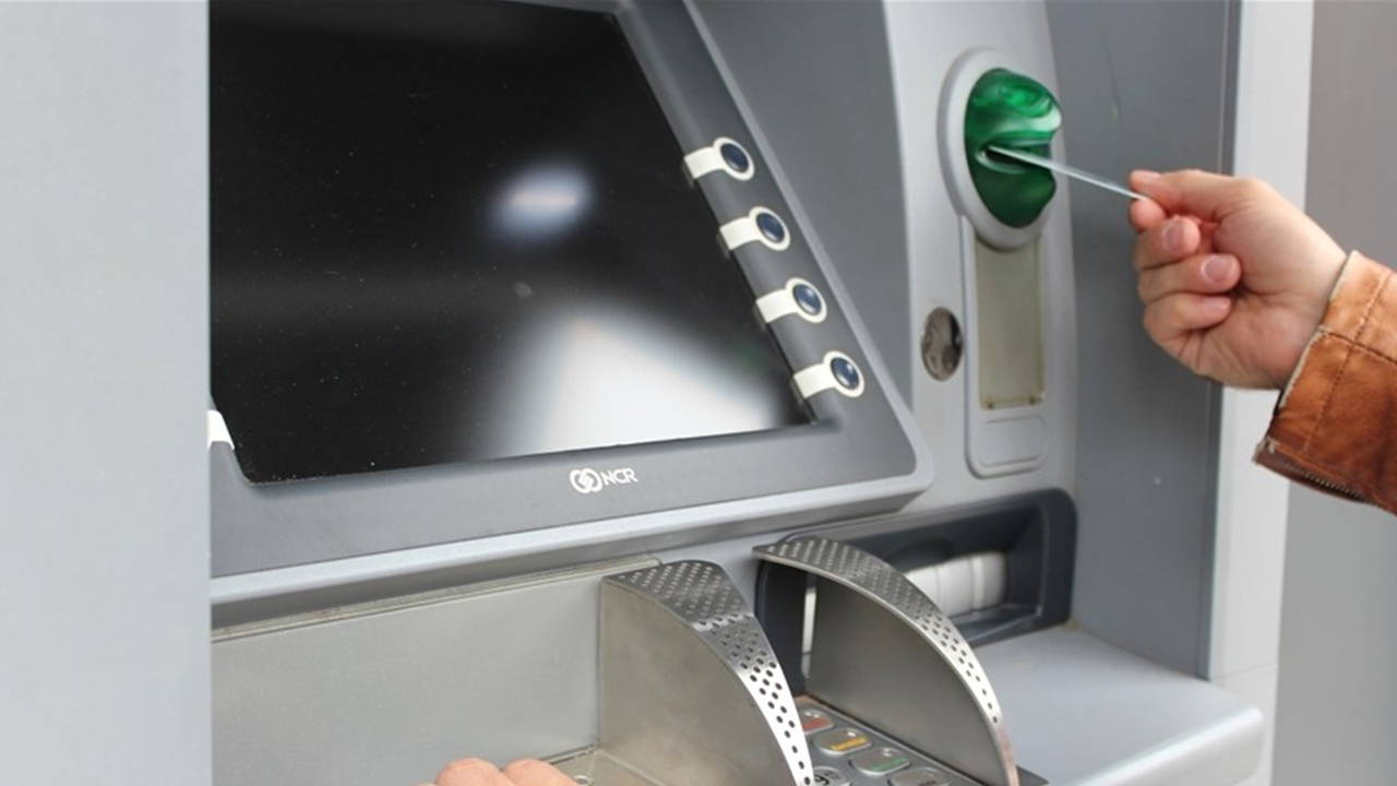 ATM'lerde yeni dönem başlıyor! Artık kartınızı taktığınızda bu uyarıyla karşılaşabilirsiniz: 6 ayda bir... - Son Dakika Ekonomi Haberleri