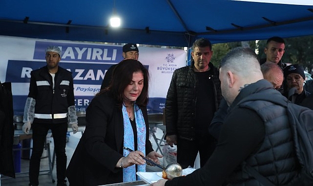 Aydın Büyükşehir Belediye Başkanı Özlem Çerçioğlu, Efeler Atatürk Kent Meydanı'nda düzenlenen iftarda vatandaşlarla buluştu - GÜNDEM