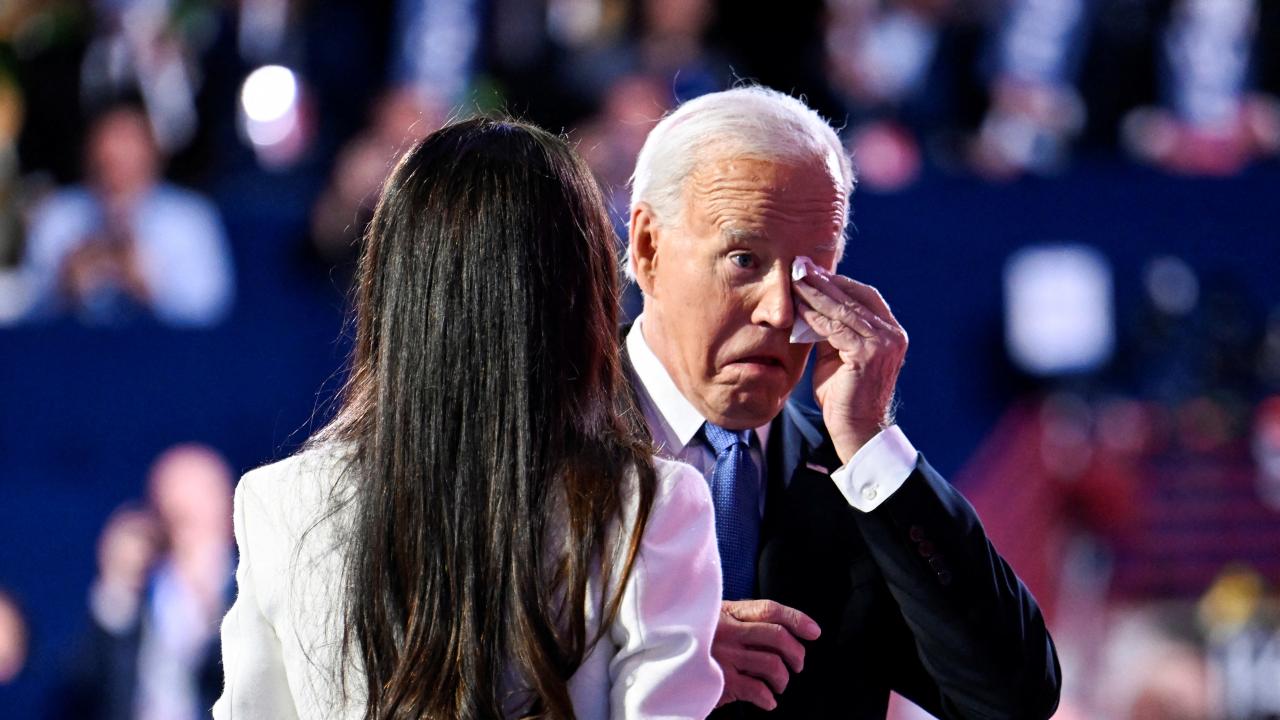 Görevini Harris'e devreden Biden, sahnede ağlayarak kızına uzun süre sarıldı