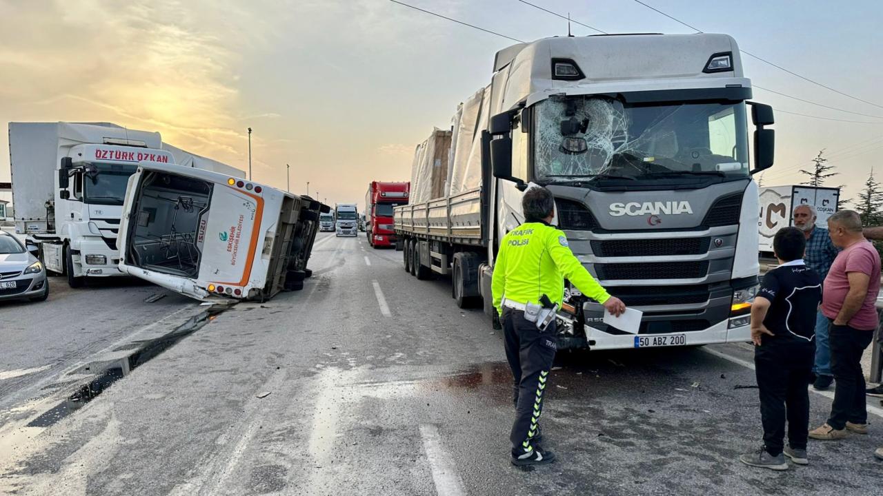 Eskişehir'de iki kamyon ile otobüsün karıştığı kazada 7 kişi yaralandı.