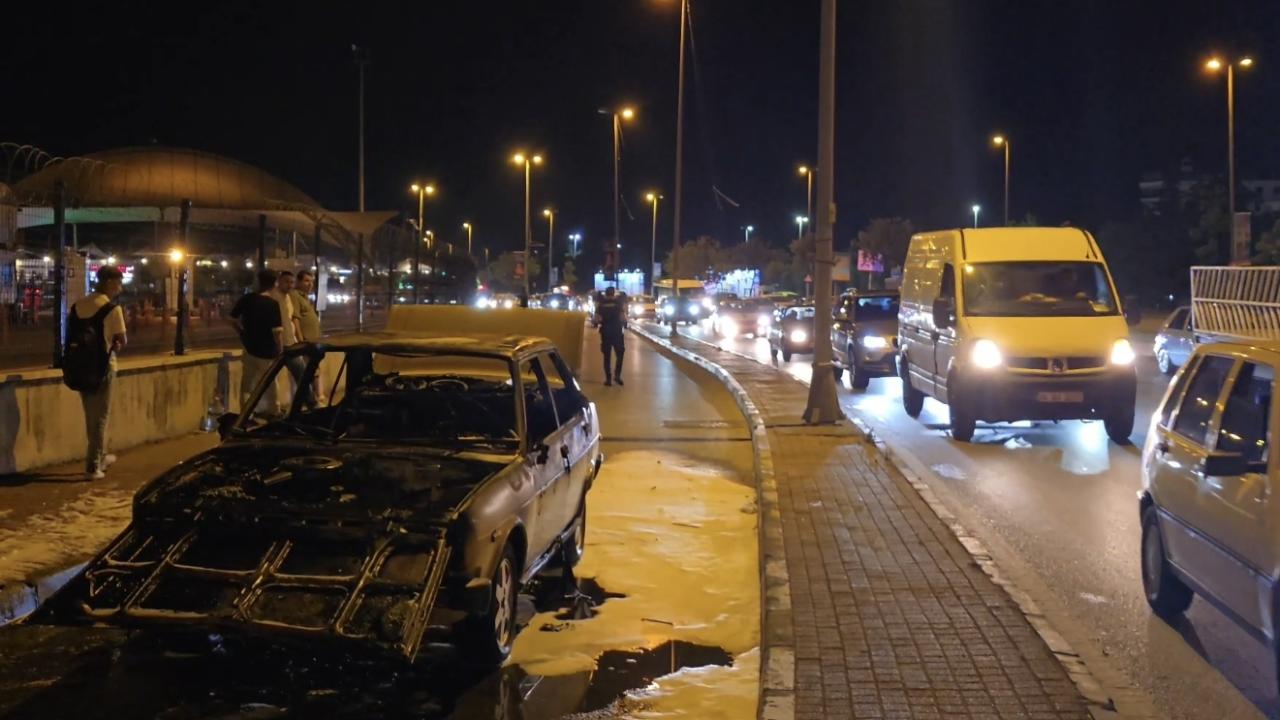 Pendik'te otomobil alev aldı - Son dakika haberleri
