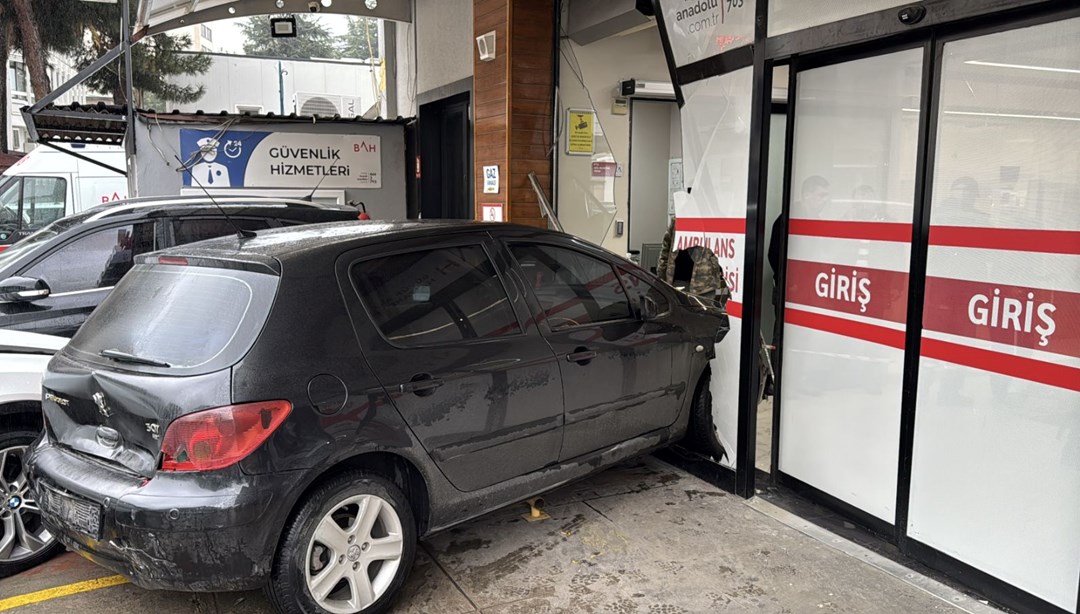 Cipin çarptığı otomobil takla atarak acil servise girdi