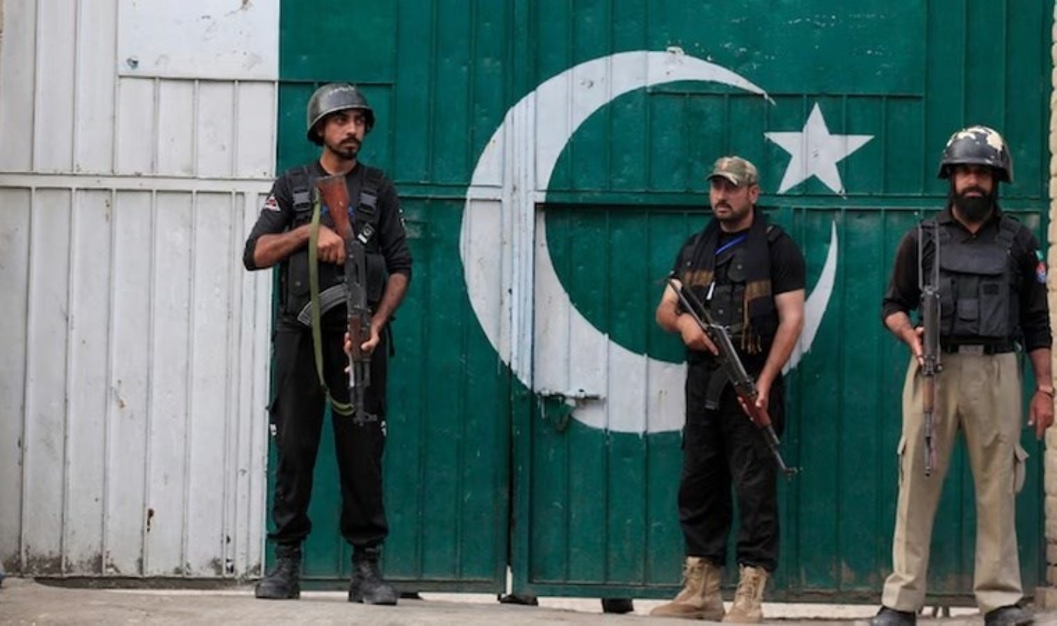 Pakistan'da askeri üsse intihar saldırısı: 8 asker hayatını kaybetti - Son Dakika Dünya Haberleri