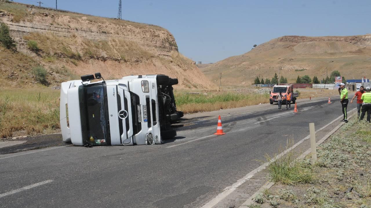 Şırnak'ta devrilen akaryakıt yüklü kamyonun sürücüsü yaralandı