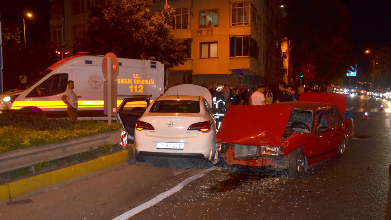 Kocaeli'de iki otomobil çarpıştı: 6 yaralı