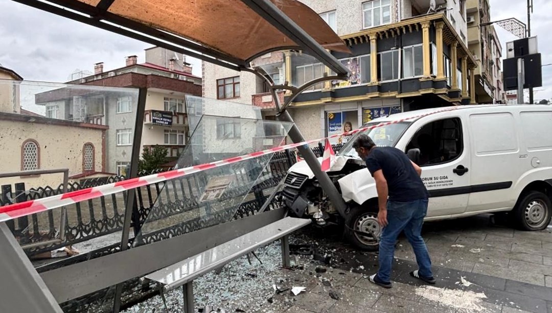 El frenini çekmeyi unuttu, araç 100 metre boyunca kaydı - Son Dakika Türkiye Haberleri