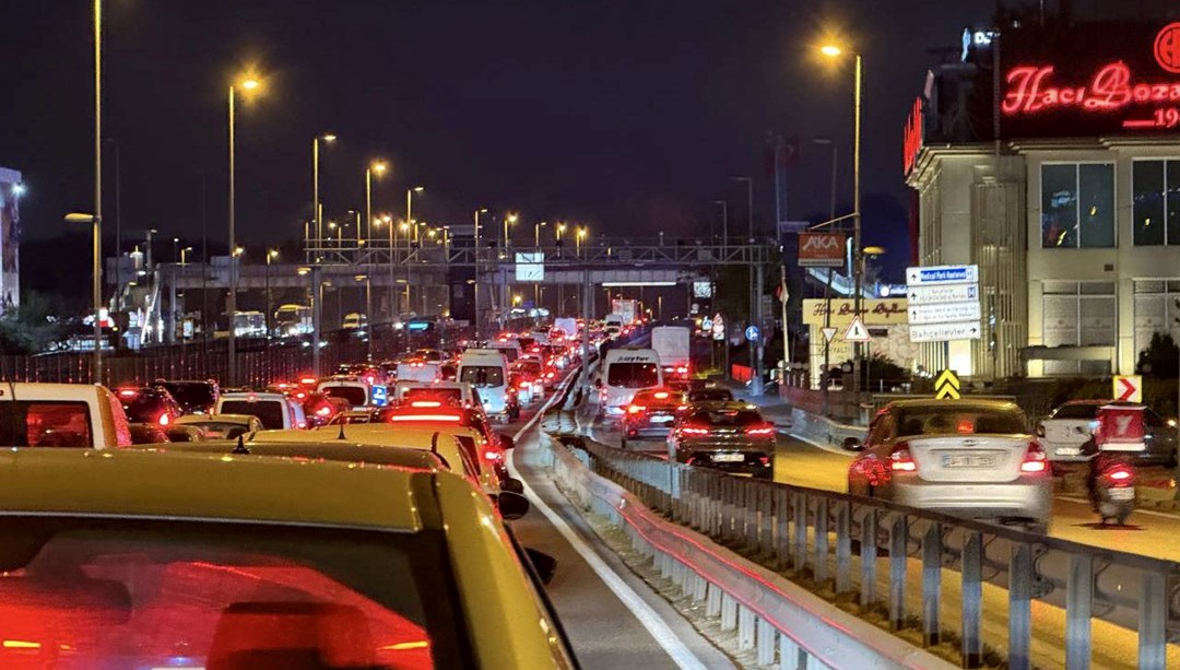 Yenibosna metrobüs yaya üst geçidinde çalışma - Son Dakika Türkiye Haberleri