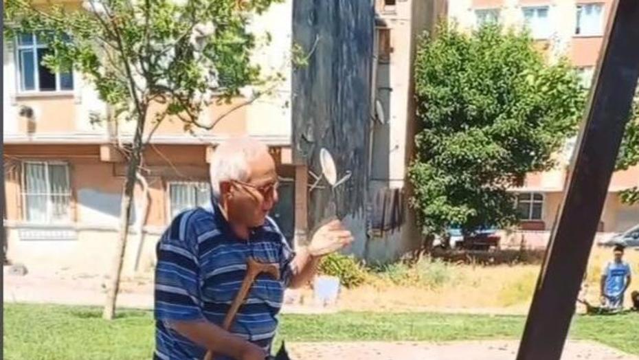 Yavru Karganın Uçmasına Yardım Etmek İsteyenlere Anahtar Saldırıyla Karşılık Verdi