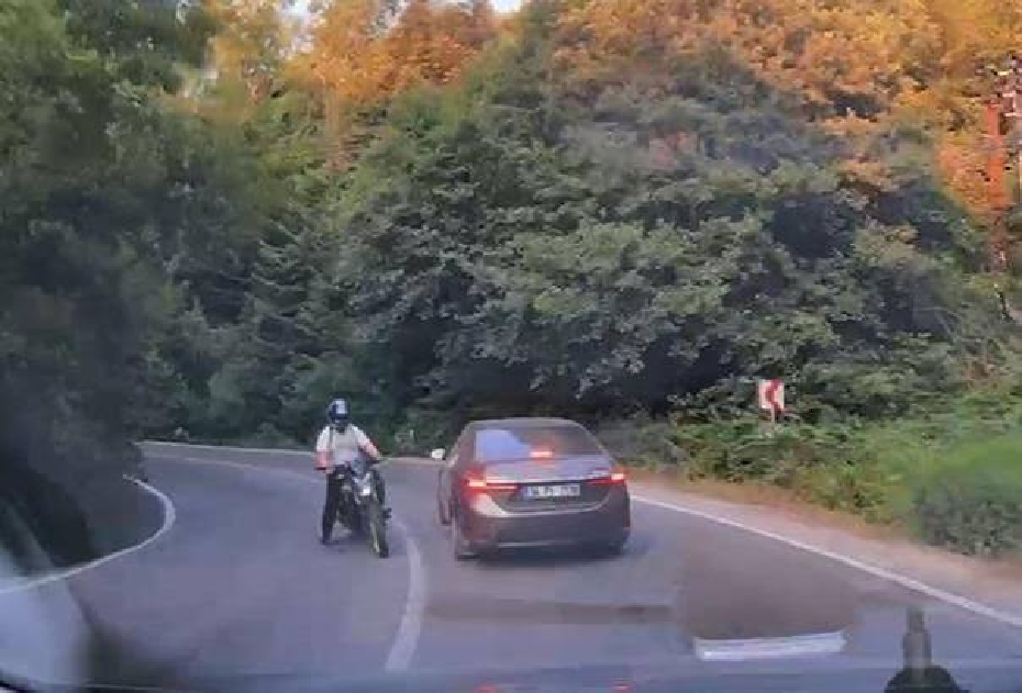 Motosikletin Otomobile Çarpması Anı Güvenlik Kameralarında