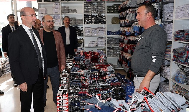 Selçuklu Belediye Başkanı Ahmet Pekyatırcı saha ziyaretlerine devam ediyor.  Başkan Pekyatırcı bu kapsamda tekstil pazarındaki esnafı ziyaret ederek onları dinledi.  - GÜNDEM