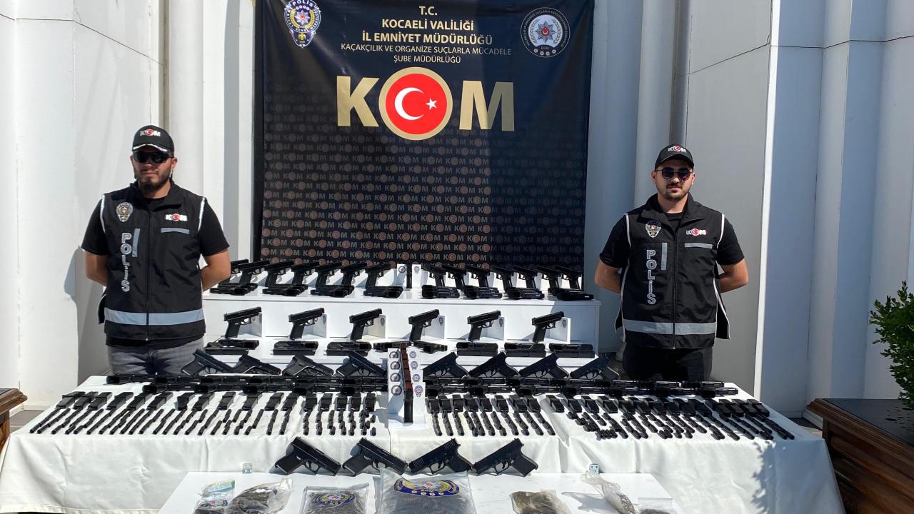 Kocaeli'de durdurulan 3 araçta onlarca ruhsatsız silah bulundu