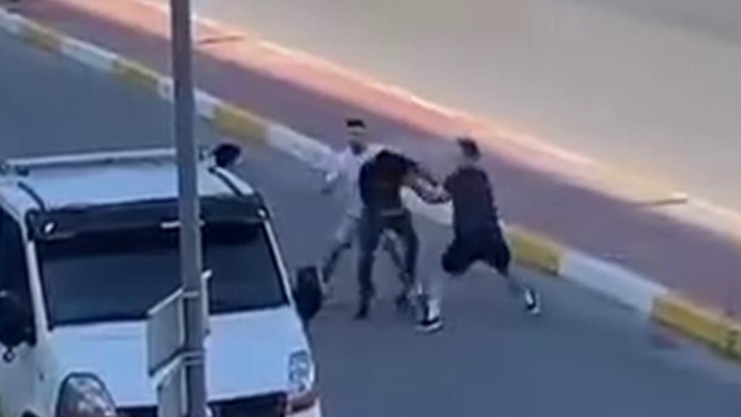 Trafikte kafası karışmıştı: 5 kişi birbirine çekiç, sopa, tekme ve yumruk atışlarına bağlı 2