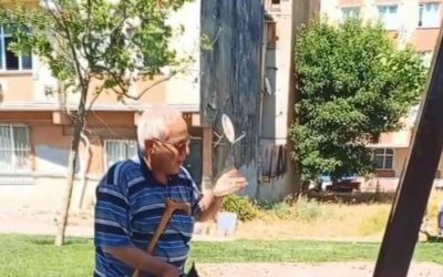 Yavru Karganın Uçmasına Yardım Etmek İsteyenlere Anahtar Saldırıyla Karşılık Verdi