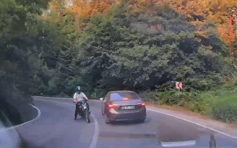 Motosikletin Otomobile Çarpması Anı Güvenlik Kameralarında