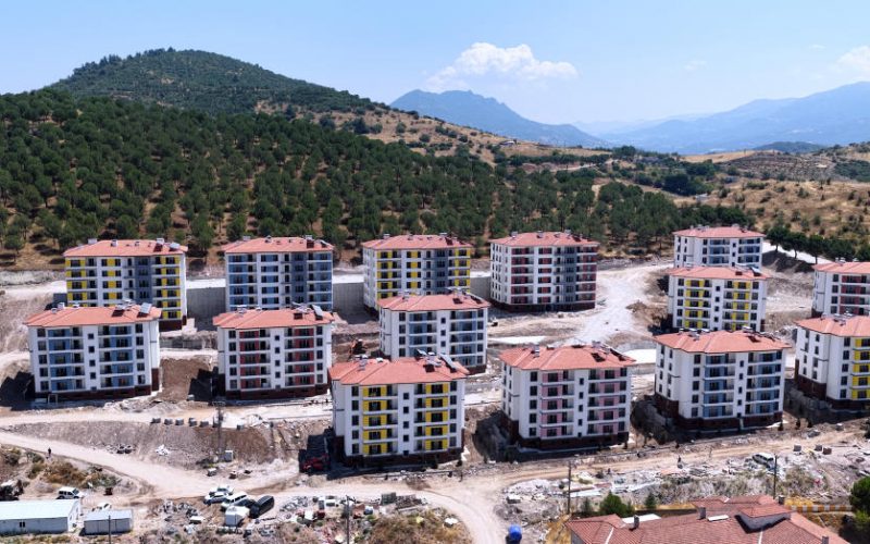 Sındırgı depreminin üzerinden 1 yıl geçti: "Anahtarları çok yakında teslim edeceğiz"