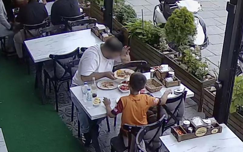 Restoranda Şaşırtıcı Olay: Yemeğine Bilerek Kıl Atıp Hesaptan Kaçmak İstedi