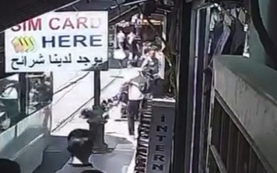 Yürekleri ağza getiren olay: Bebek arabası tramvay yoluna devrildi