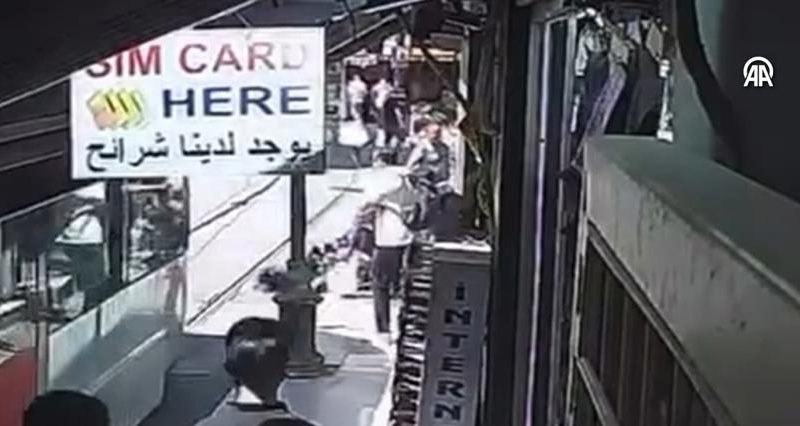 Yürekleri ağza getiren olay: Bebek arabası tramvay yoluna devrildi